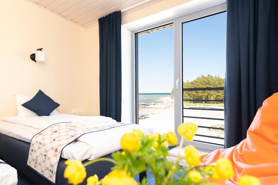 Photo of the whole room, Sea view