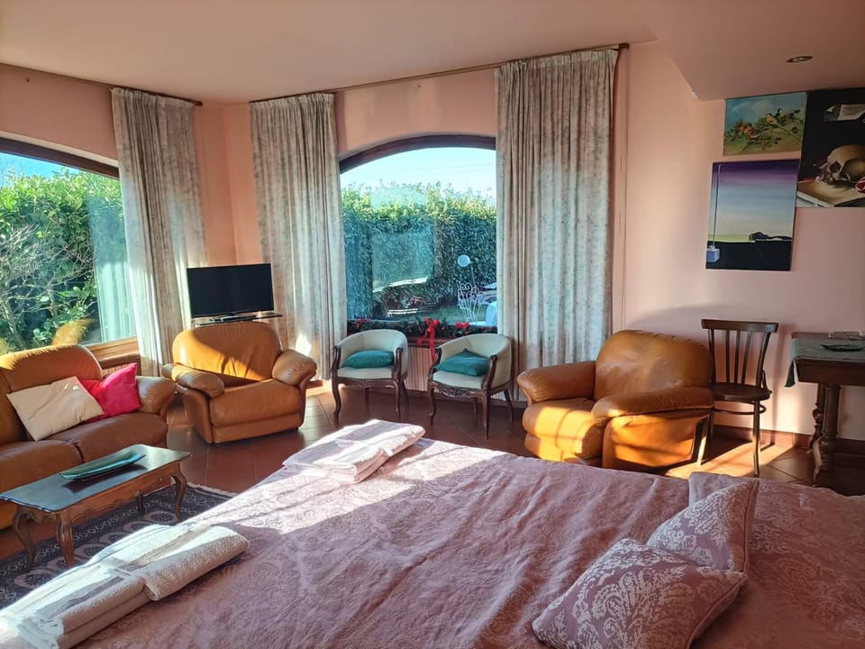 Bed, TV and multimedia, Bedroom