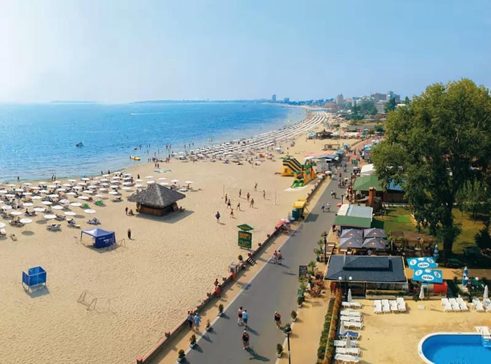 Nearby landmark, Day, People, Neighbourhood, Natural landscape, Bird's eye view, Beach, Evening entertainment, Sea view, Location, group of guests, Parking, sunbed