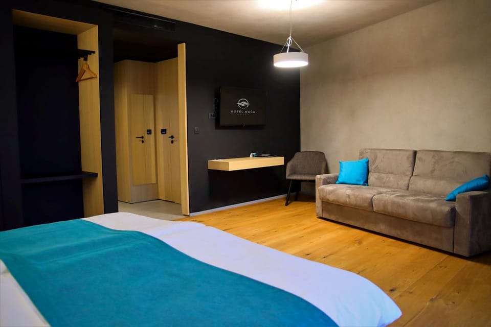 Bed, TV and multimedia, Bedroom