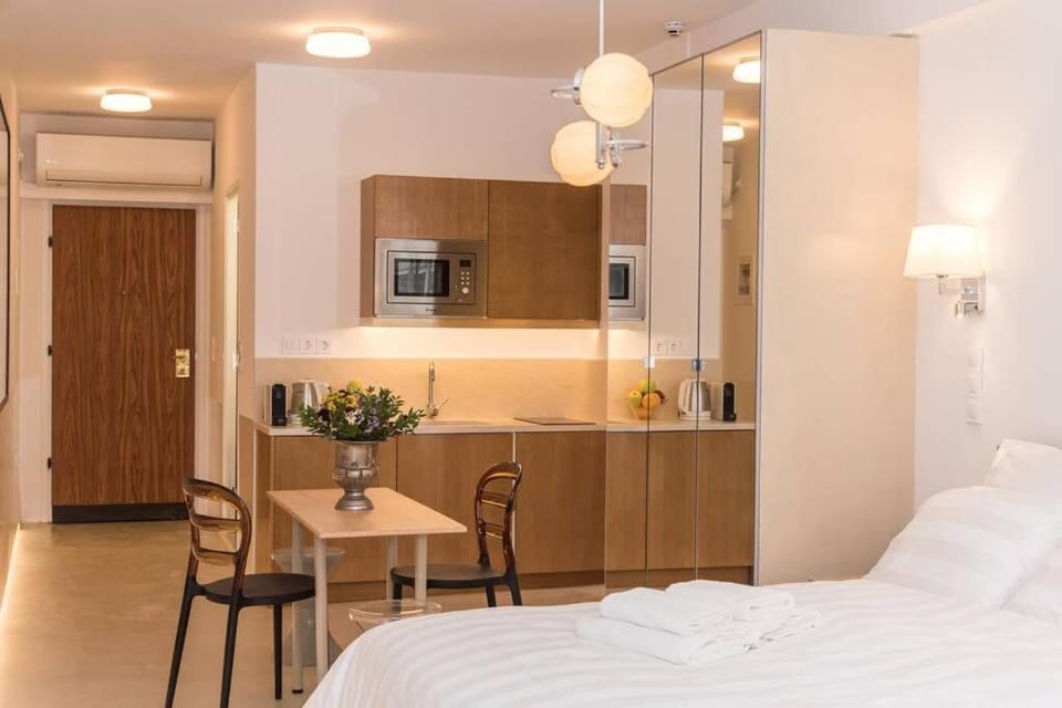 Bed, Seating area, kitchen