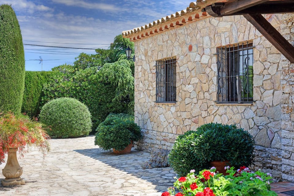 Property building, Patio, Facade/entrance, Garden