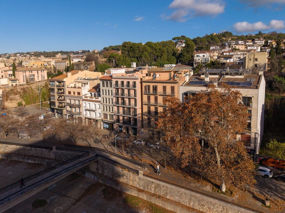 Modern Central Apartment Building Apartment in Girona