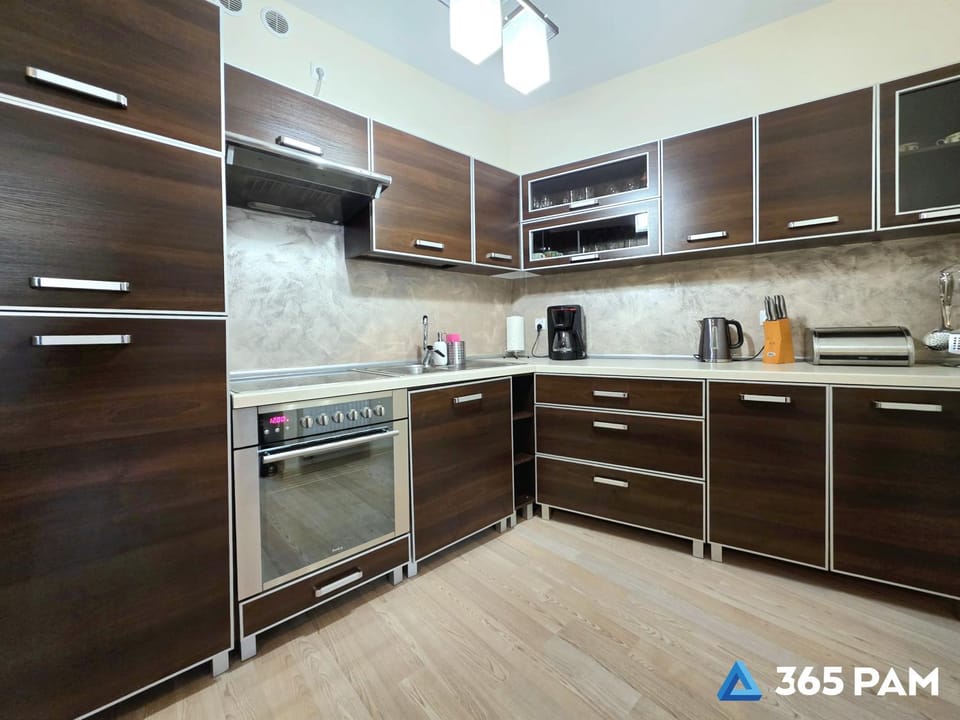 Coffee/tea facilities, Kitchen or kitchenette, dishwasher, oven, stove