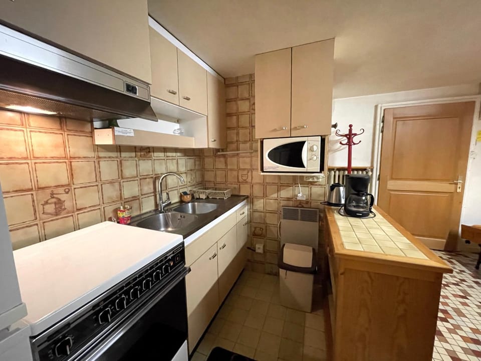 Kitchen or kitchenette, minibar, stove