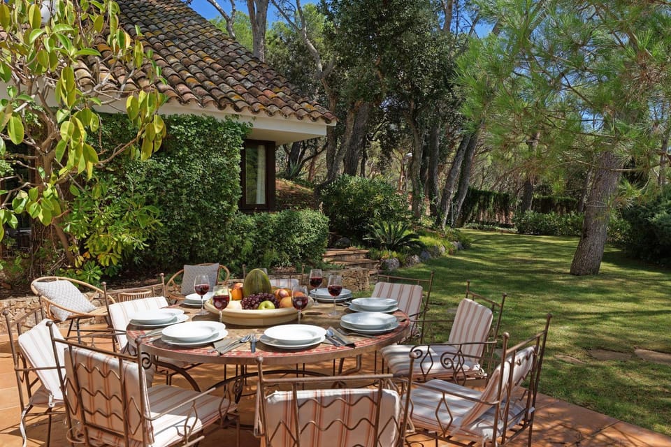 Patio, Nearby landmark, Restaurant/places to eat, Spring, Off site, Day, Neighbourhood, Natural landscape, Summer, Fishing, Golfcourse, Horse-riding, Minigolf, Snorkeling, Squash, Dining area, Beach, Tennis court, Windsurfing, Canoeing, Hiking, Cycling, Diving, Autumn, Food, Supermarket/grocery shop, Swimming pool