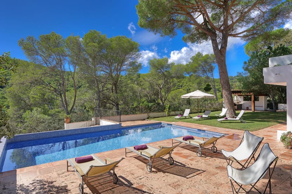 Spring, Off site, Summer, Fishing, Garden, Golfcourse, Horse-riding, Minigolf, Snorkeling, Squash, Tennis court, Windsurfing, Canoeing, Hiking, Cycling, Diving, Autumn, Mountain view, Pool view, Swimming pool