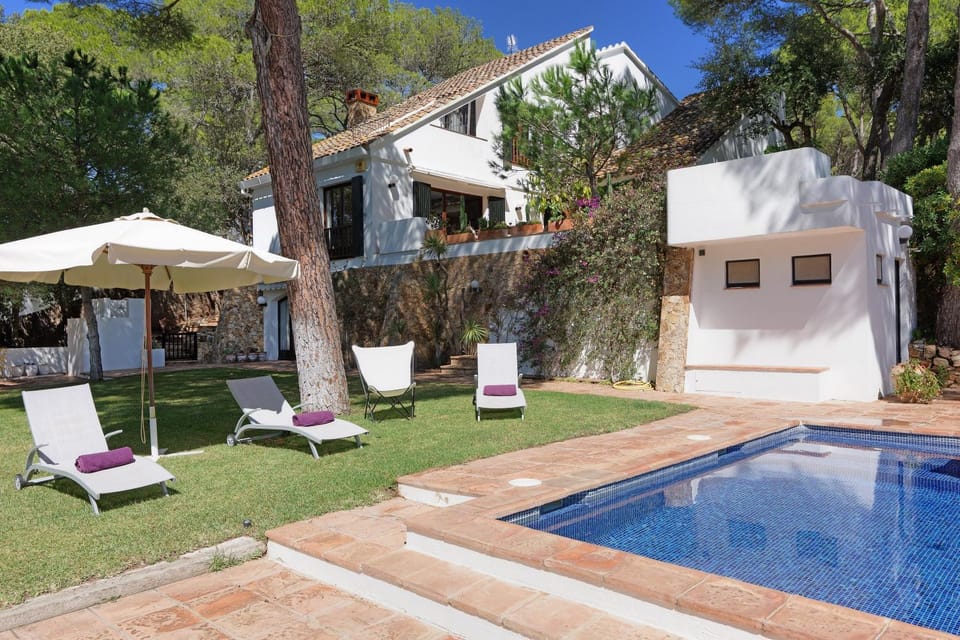 Property building, Nearby landmark, Restaurant/places to eat, Spring, Off site, Day, Neighbourhood, Natural landscape, Summer, Fishing, Garden, Golfcourse, Horse-riding, Minigolf, Snorkeling, Squash, Balcony/Terrace, Balcony/Terrace, Beach, Tennis court, Windsurfing, Canoeing, Hiking, Cycling, Diving, Autumn, Supermarket/grocery shop, Swimming pool, Swimming pool, Swimming pool