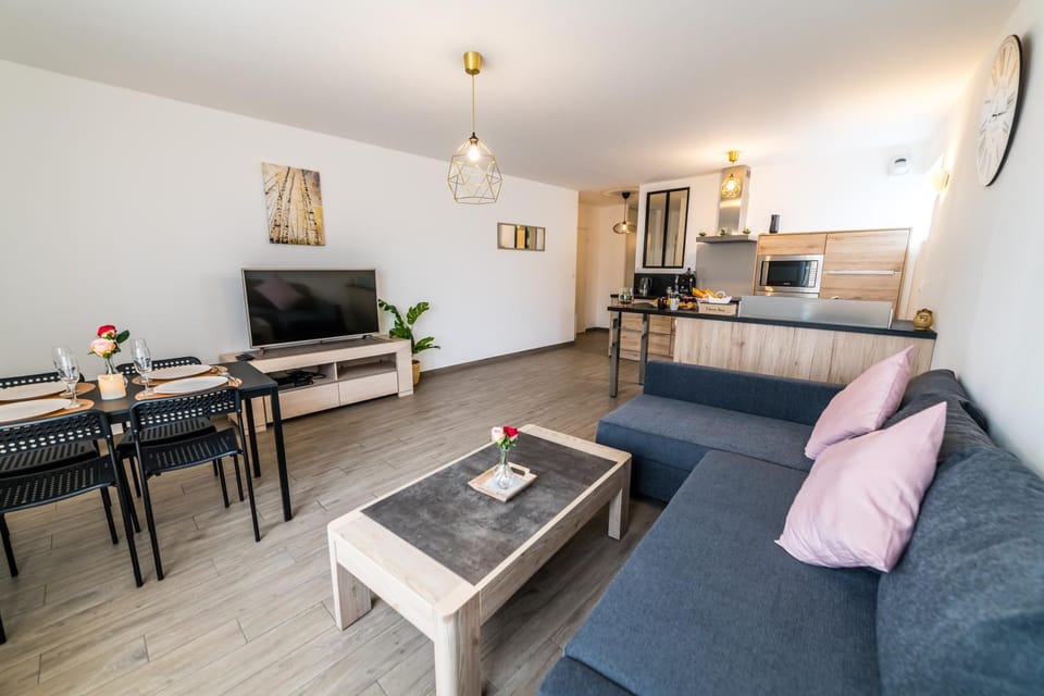 Communal lounge/ TV room, TV and multimedia, Dining area