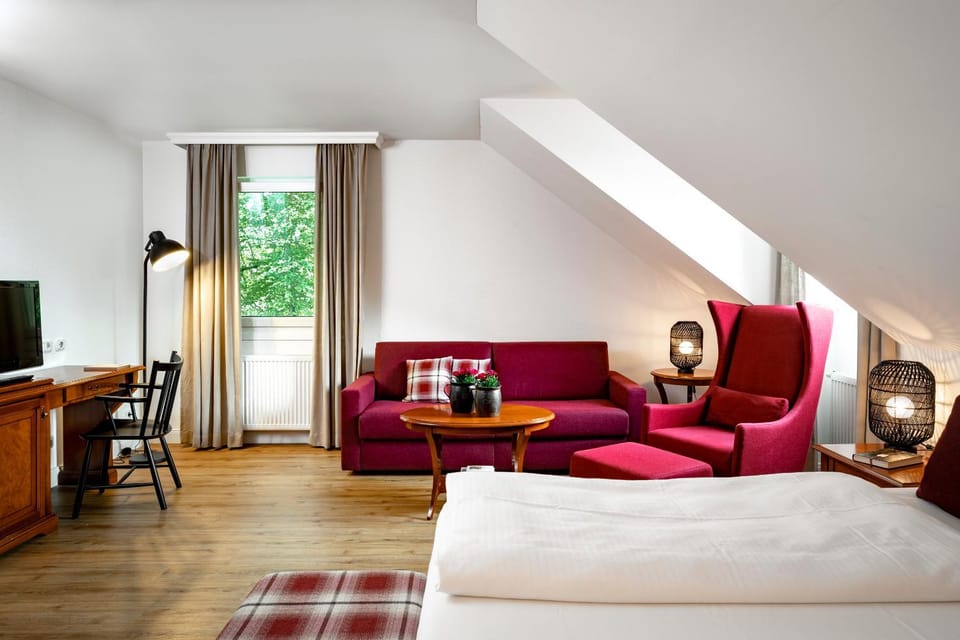 Bed, TV and multimedia, Living room, Photo of the whole room, Seating area, Bedroom