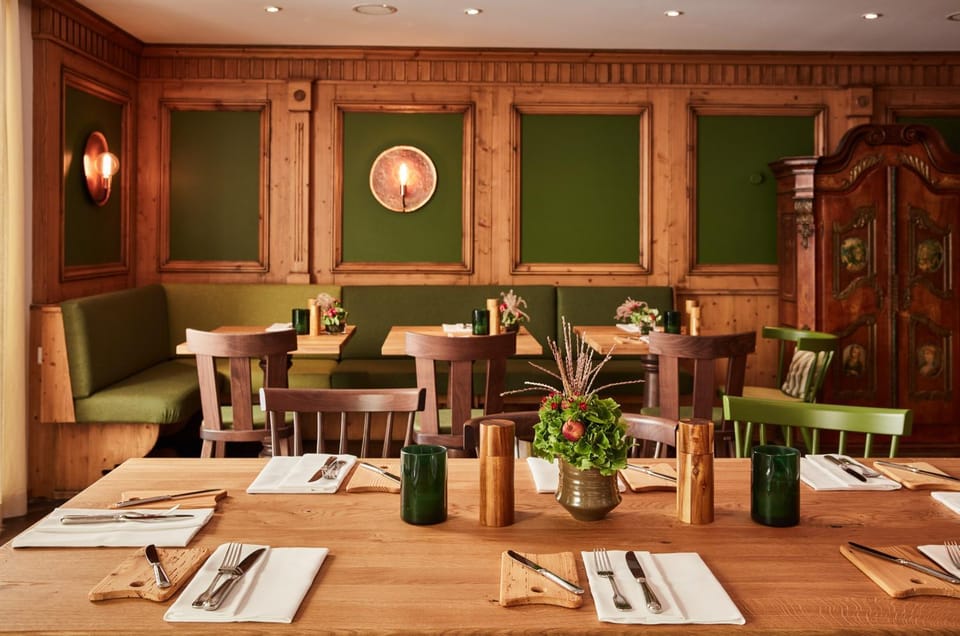 Restaurant/places to eat, Food and drinks, Banquet/Function facilities, Seating area, Dining area, Food, Lunch