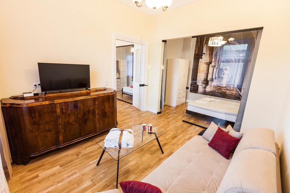 Communal lounge/ TV room, Bed, Bedroom
