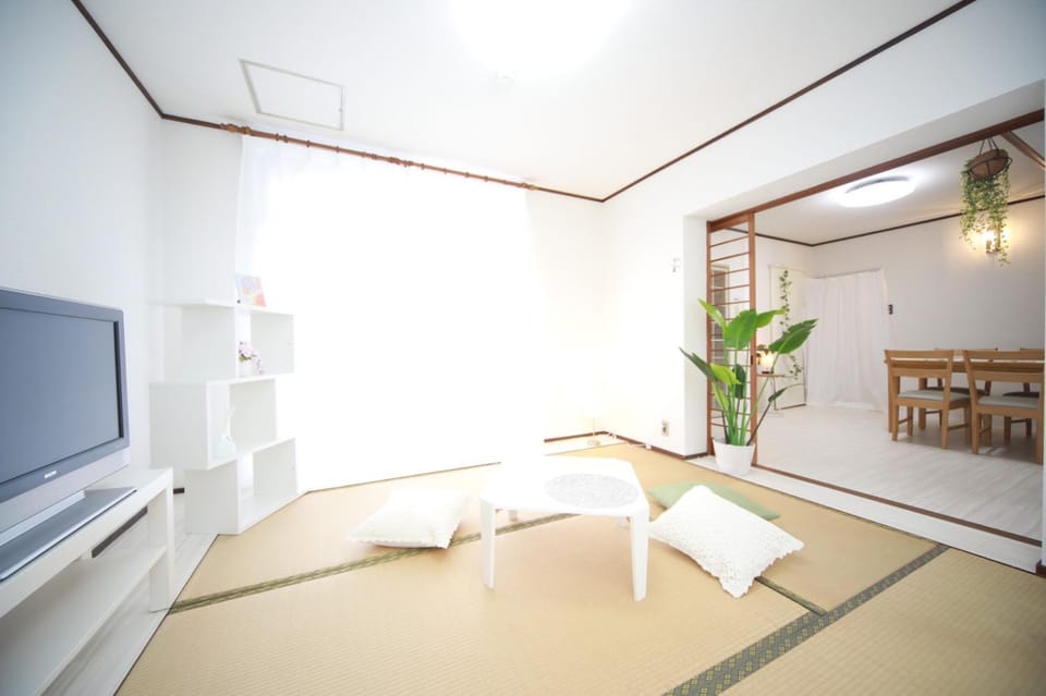 Higashiomi Large House House in Shiga, Japan