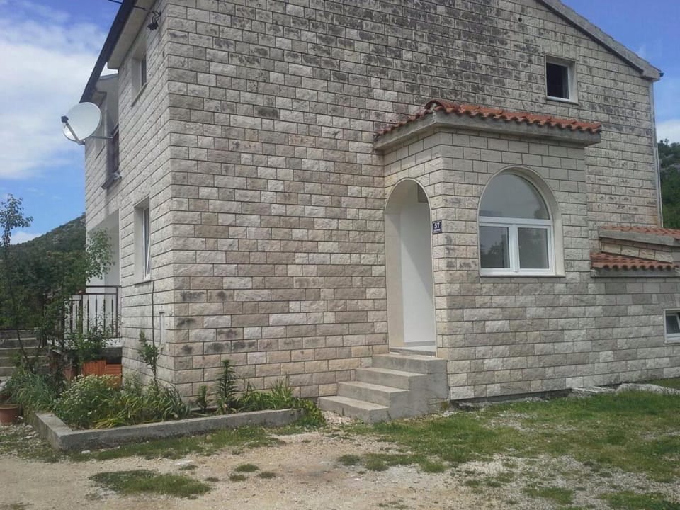 Property building, Patio, Facade/entrance