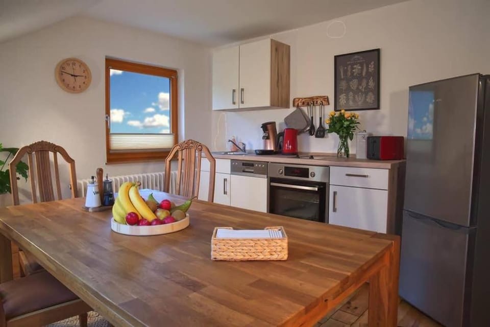 Coffee/tea facilities, Kitchen or kitchenette, Dining area