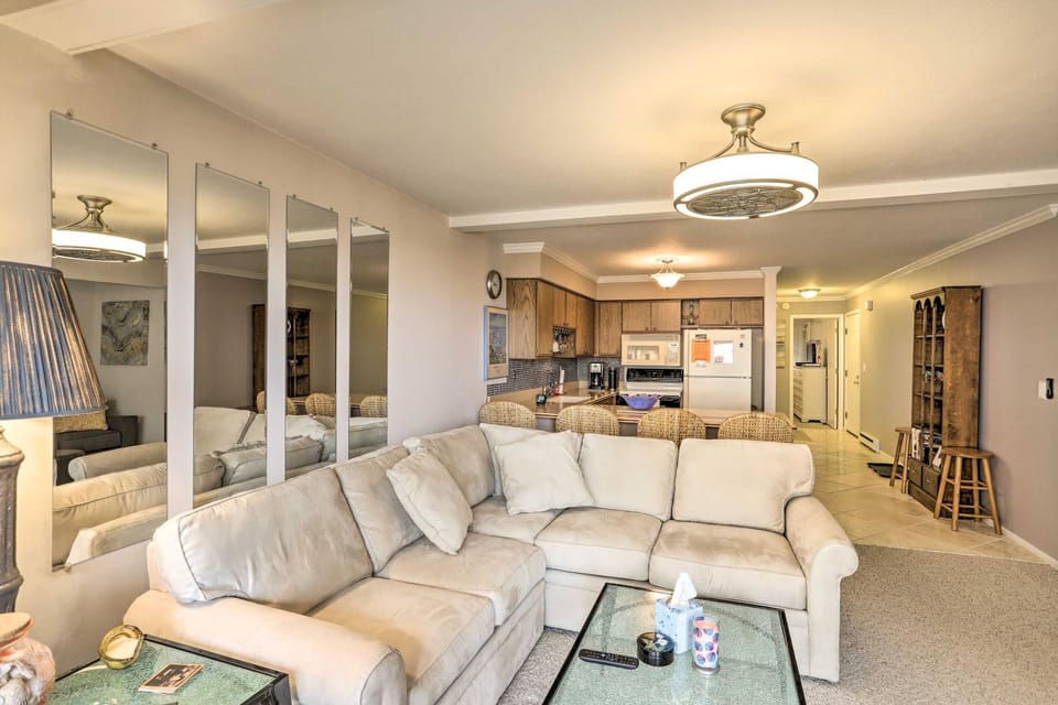 The Shores Condo w/ Beach Access < 2 Mi to Dtwn! House in Port Clinton