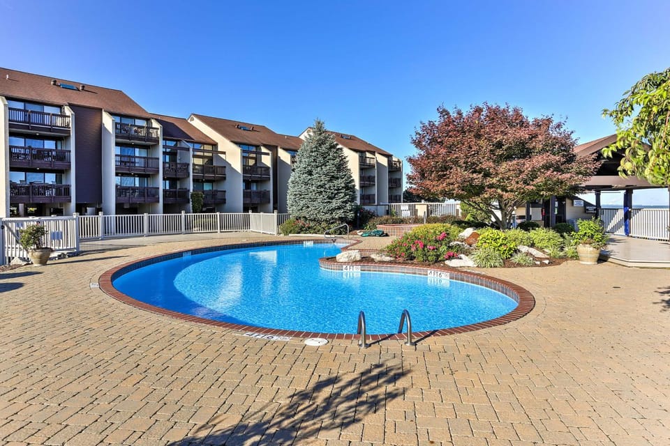 The Shores Condo w/ Beach Access < 2 Mi to Dtwn! House in Port Clinton