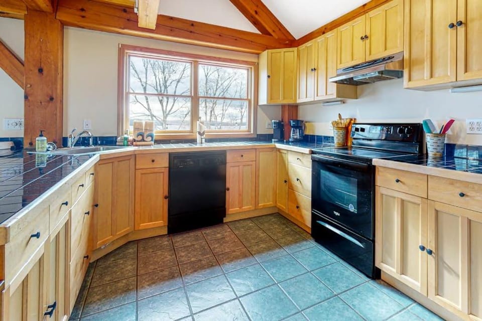 Coffee/tea facilities, Kitchen or kitchenette, stove, kitchen