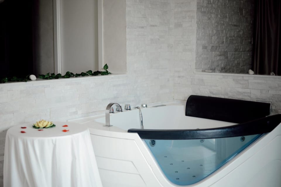 Hot Tub, Pool view