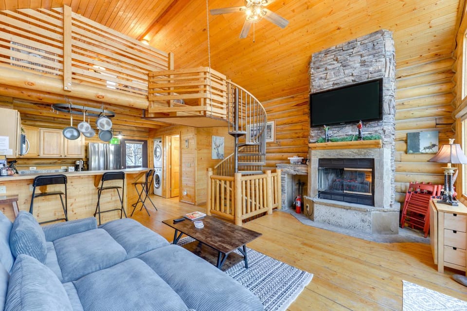 Jackson Condo w/ Fireplace < Half Mi to Snow King! House in Jackson