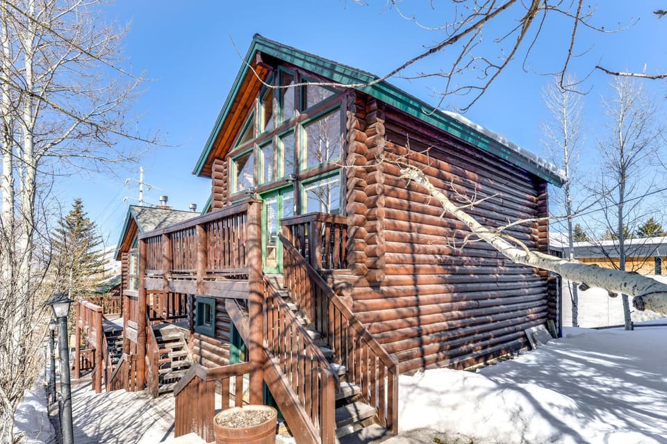 Cozy Mountain Condo Across From Snow King Ski Mtn! House in Jackson