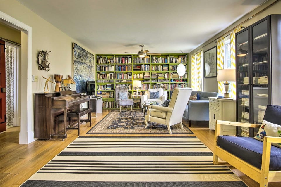 Historic Farmhouse w/ Chef's Kitchen Near Wineries House in Shenandoah Valley