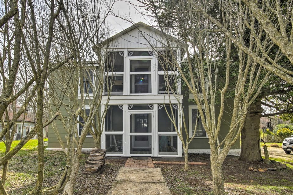 Historic Farmhouse w/ Chef's Kitchen Near Wineries House in Shenandoah Valley