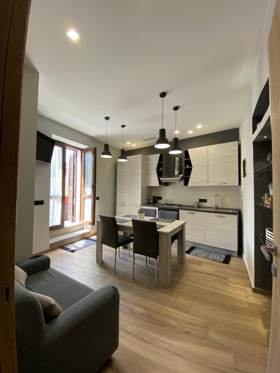 Kitchen or kitchenette, Dining area