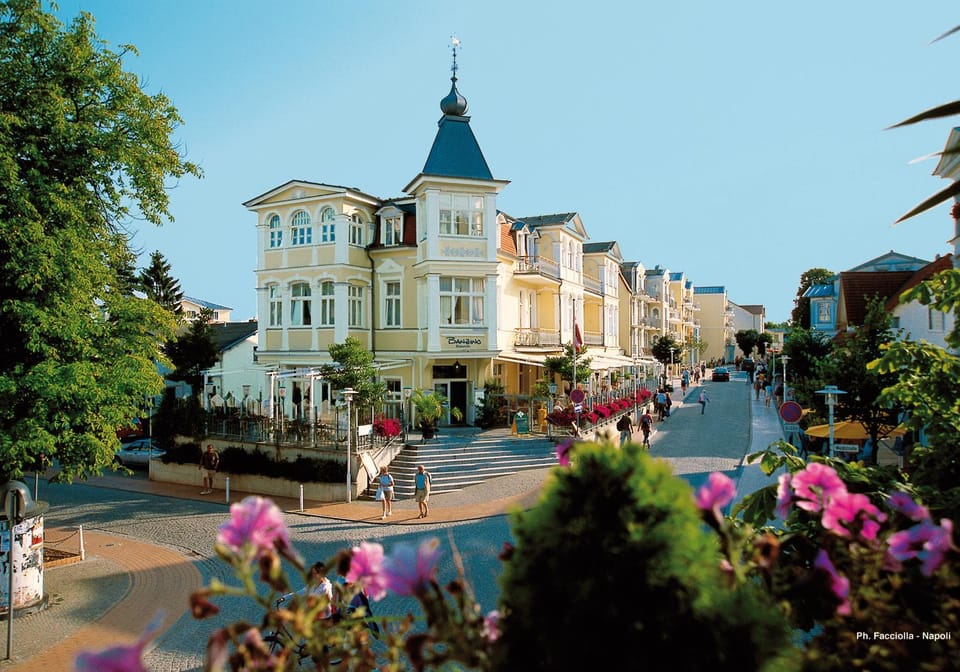 Property building, Restaurant/places to eat, Balcony/Terrace