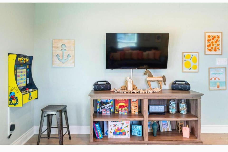 Steps to Beach! 4BR Designer Home Fire Pit House in Bolivar Peninsula