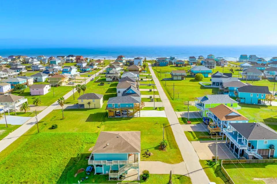 Steps to Beach! 4BR Designer Home Fire Pit House in Bolivar Peninsula