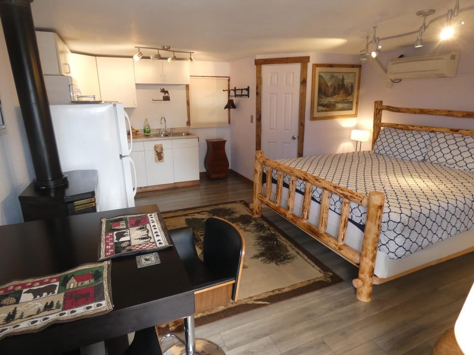 Bed, Kitchen or kitchenette, Seating area