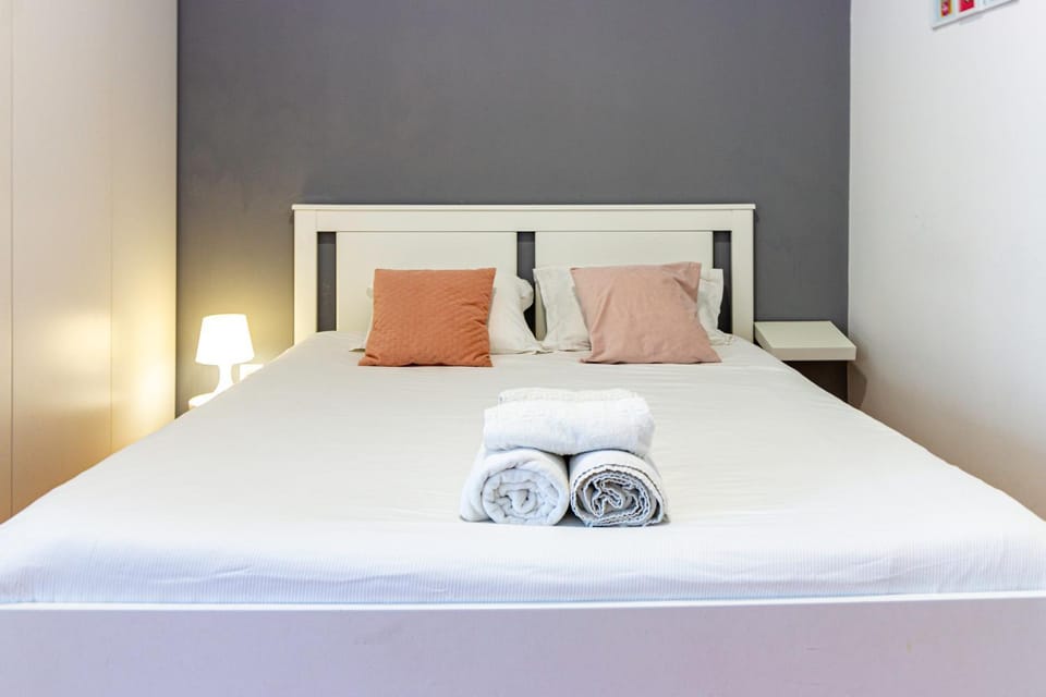 Bed, Photo of the whole room, Decorative detail, Bedroom, towels