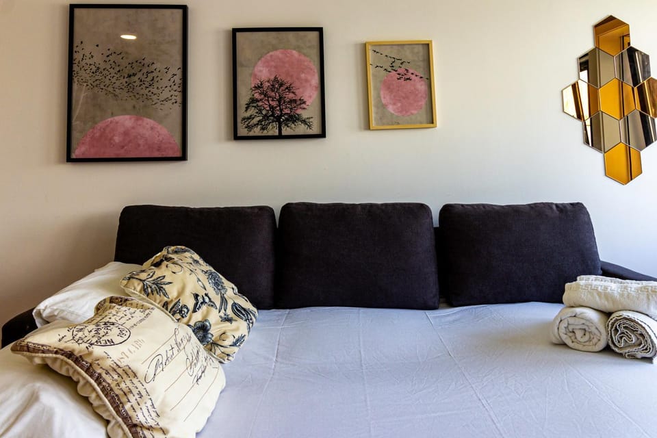 Bed, Living room, Decorative detail, Seating area, Bedroom