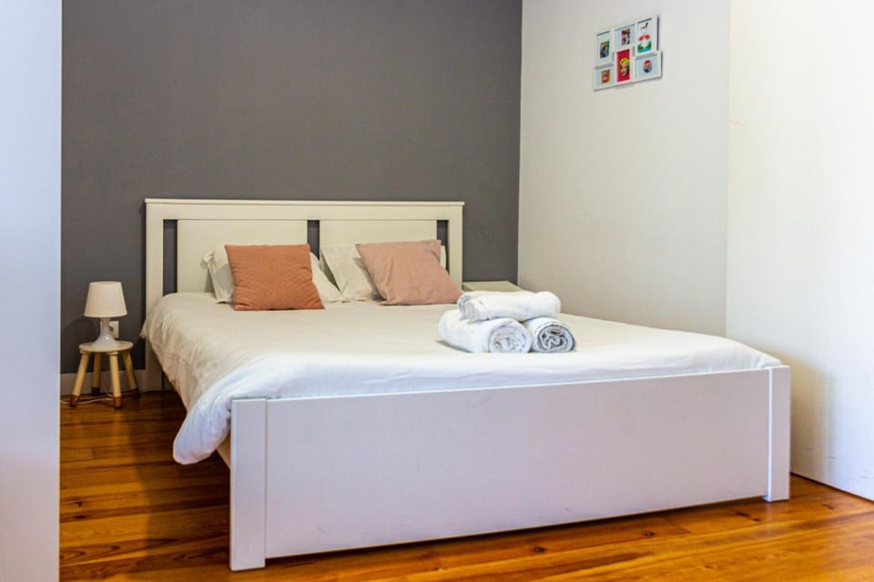 Bed, Photo of the whole room, Decorative detail, Bedroom, towels