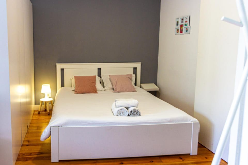Bed, Photo of the whole room, Decorative detail, Bedroom, towels