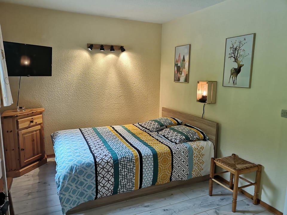 TV and multimedia, Living room, Photo of the whole room, Bedroom