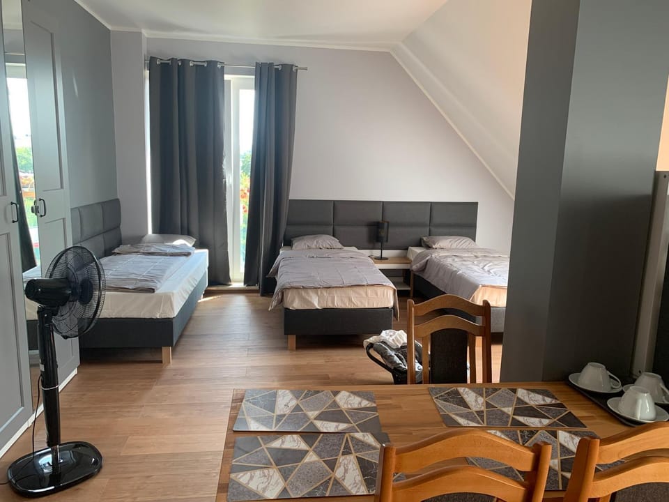 Bed, Photo of the whole room, Dining area, Bedroom, fireplace