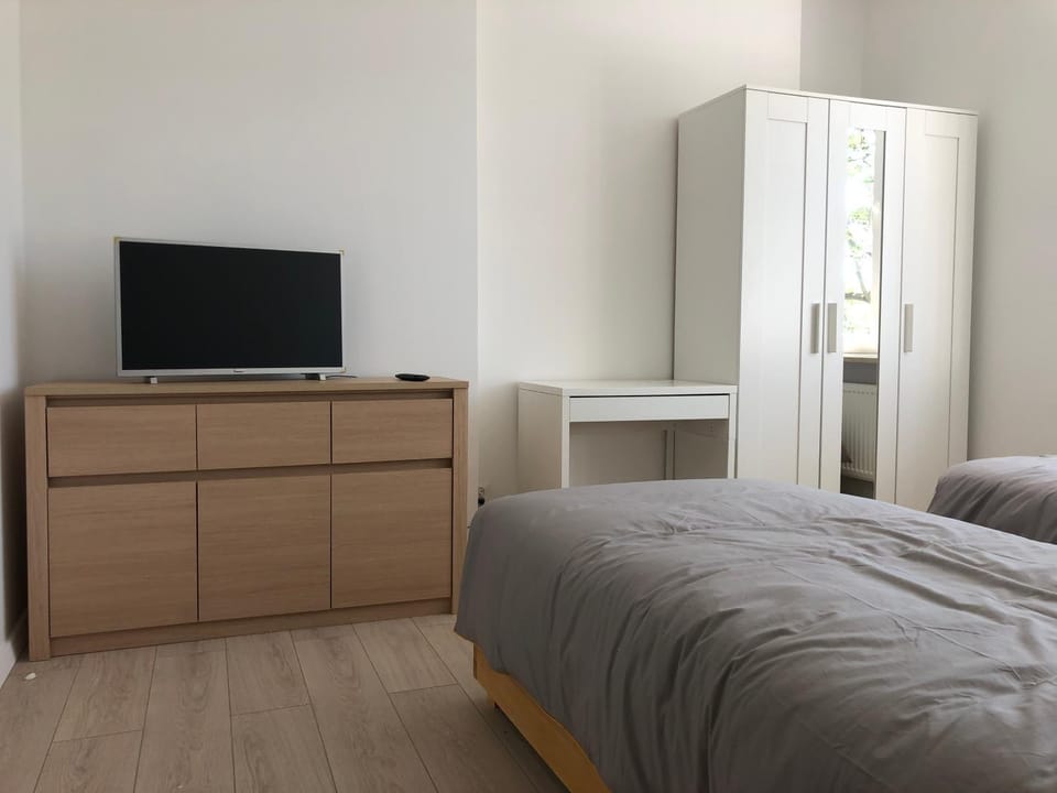 Communal lounge/ TV room, Bed, TV and multimedia, Photo of the whole room, Bedroom