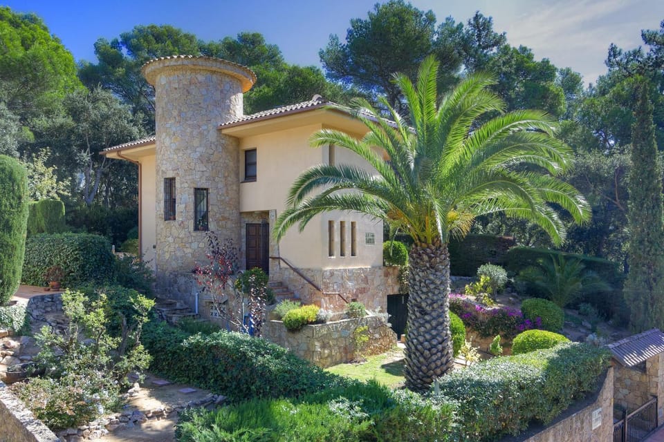 Property building, Facade/entrance, Garden