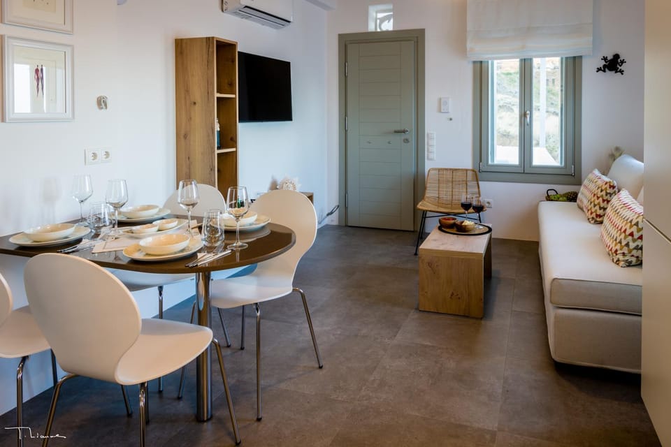 TV and multimedia, Kitchen or kitchenette, Living room, Seating area, Dining area