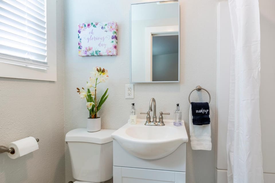 Toilet, Bathroom, towels