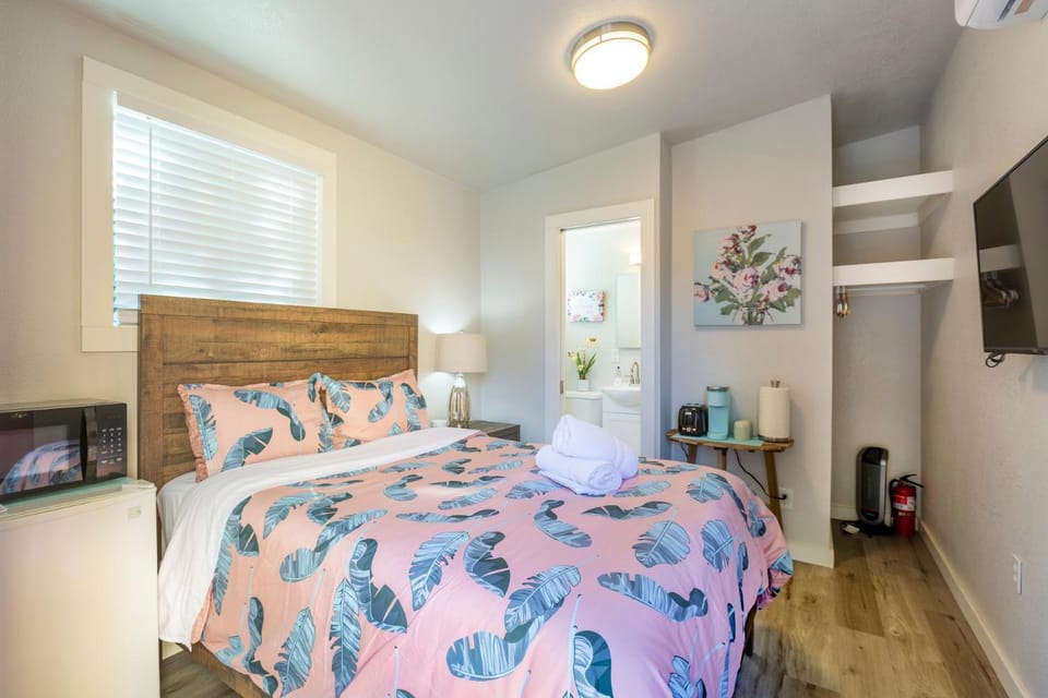 Bed, TV and multimedia, Photo of the whole room, Bedroom, air conditioner