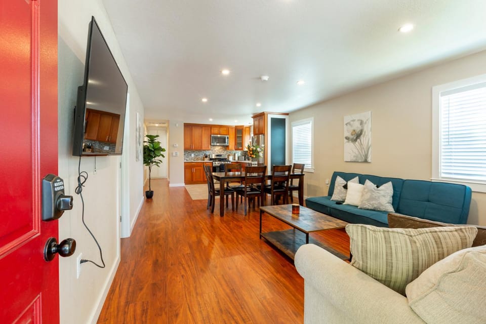 TV and multimedia, Living room, Seating area, Dining area