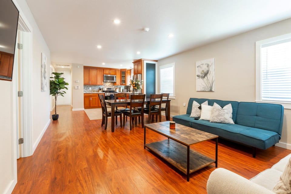 Kitchen or kitchenette, Living room, Seating area, Dining area