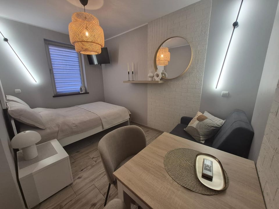 Bed, TV and multimedia, Bedroom