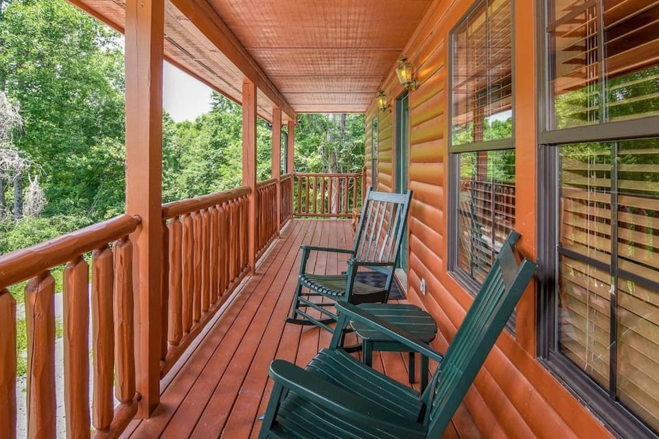 Easy Livin 2BR2BA One-Level Cabin Hot Tub, Fire Pit, Seasonal Views Cabin in Sevier County