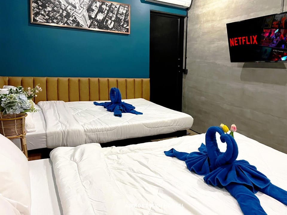 Bed, TV and multimedia, Photo of the whole room, Bedroom, towels