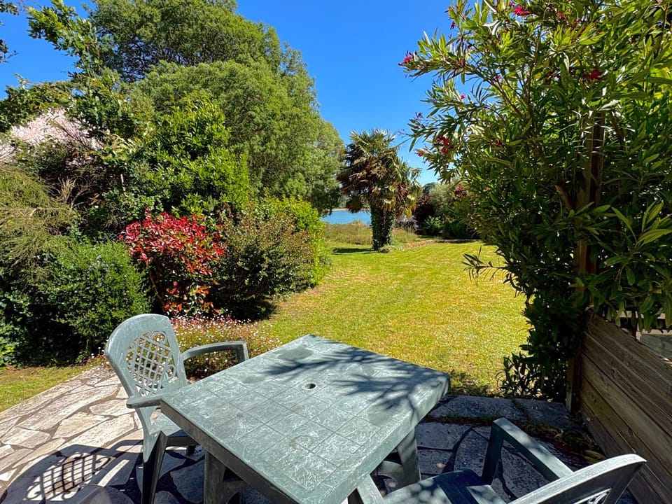 Spring, Day, Natural landscape, Garden, Dining area, Garden view