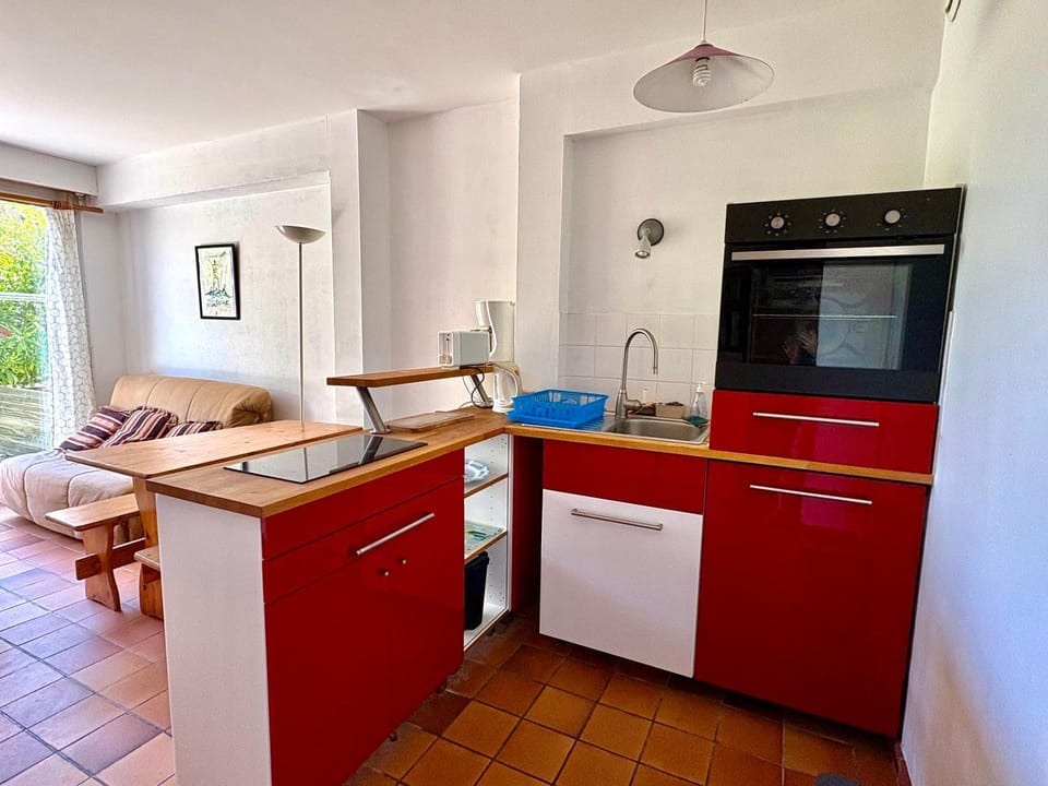 Kitchen or kitchenette, Dining area, oven, stove